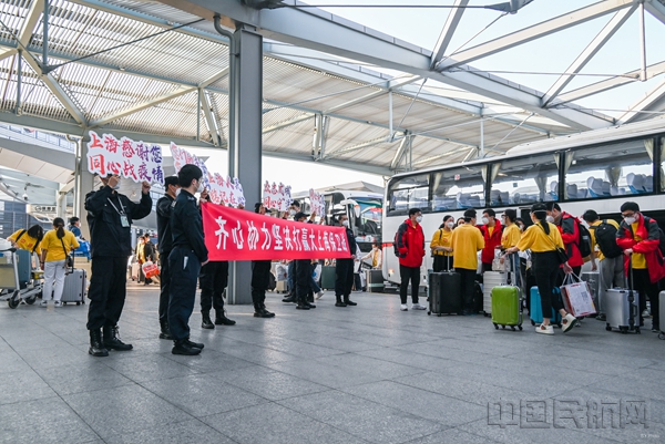 上海机场欢送医疗队员_副本.jpg