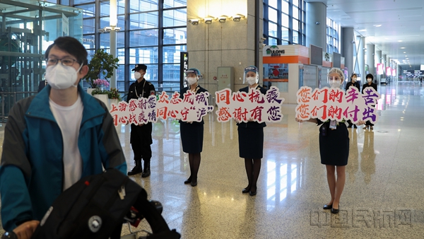 上海机场欢送医疗队员-5_副本.jpg