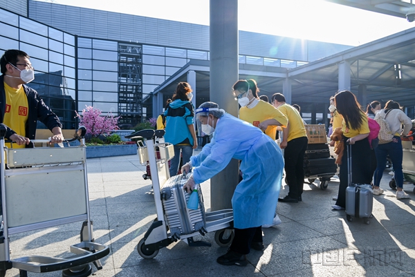 机场工作人员为医疗队员搬运行李_副本.jpg