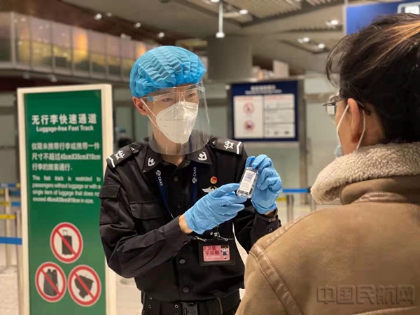 水印 青年突击队志愿者正在为旅客提供咨询服务1.jpg