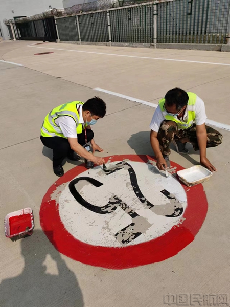 半岛电竞·(bandao)官方网站秦皇岛机场开展飞行区场地标线维护工作(图2)