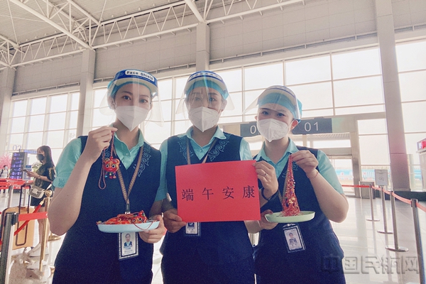水印 图:包头机场工作人员为旅客精心准备的礼物 摄影:张莉1.jpg