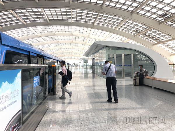 【图片新闻】首都机场升级GTC旅客候车环境_副本.jpg
