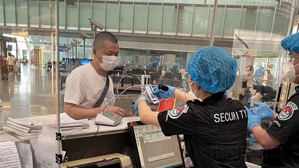 为旅客提供单片消毒湿巾_副本.jpg 为旅客提供单片消毒湿巾_副本.jpg