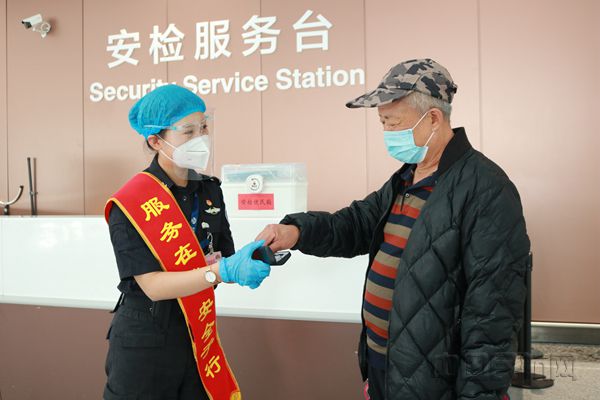 图:“暑运”期间安检员真情服务旅客_副本.jpg 图:“暑运”期间安检员真情服务旅客_副本.jpg