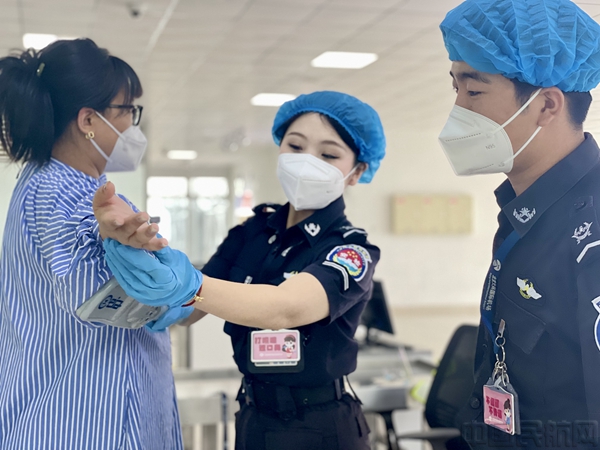 图:员工利用备勤时间练习岗位技能.jpg 图:员工利用备勤时间练习岗位技能.jpg