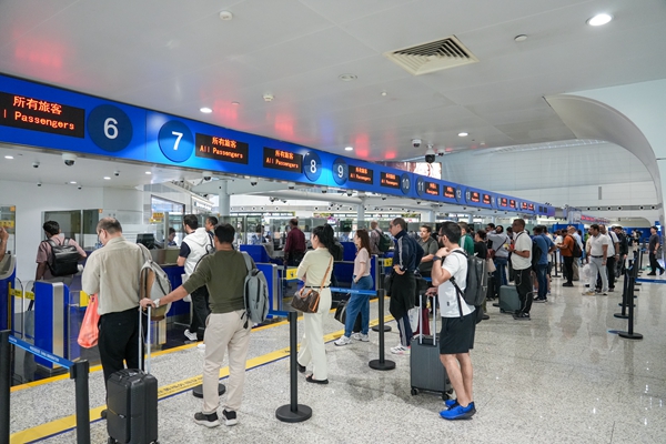 今年“五一”假期叠加第137期广交会第三期,广州白云机场口岸客流再创新高。(广州白云边检站供图)