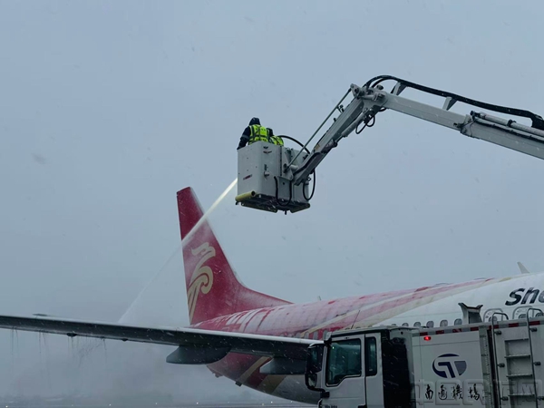 南通机场开展除冰雪作业-2-南通机场供图1