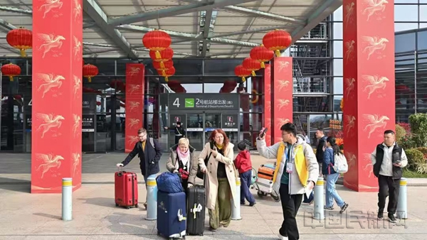 NEO虹桥机场布置马年造景迎接新春-善见摄