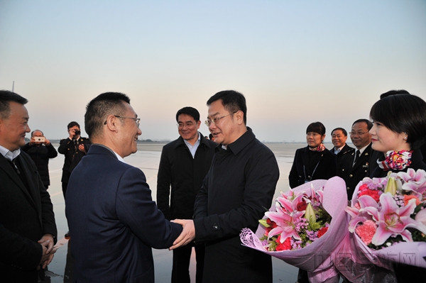 副市长李林欢迎澳航高层及首航机组并赠送鲜花.JPG
