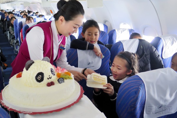 乘务员给小旅客分蛋糕.jpg