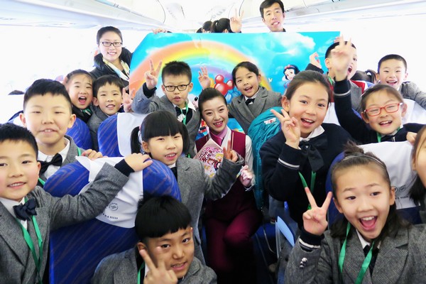 寒假伊始，33名“00后”小旅客牵手南航，开启快乐假期.jpg