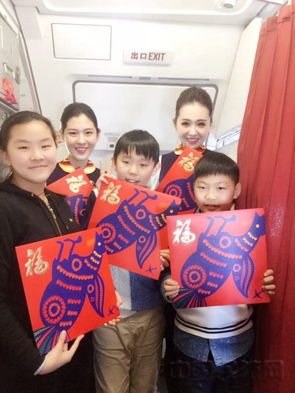 图一 收到礼物的小朋友.jpg