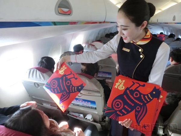 图二 乘务员为旅客送福.jpg