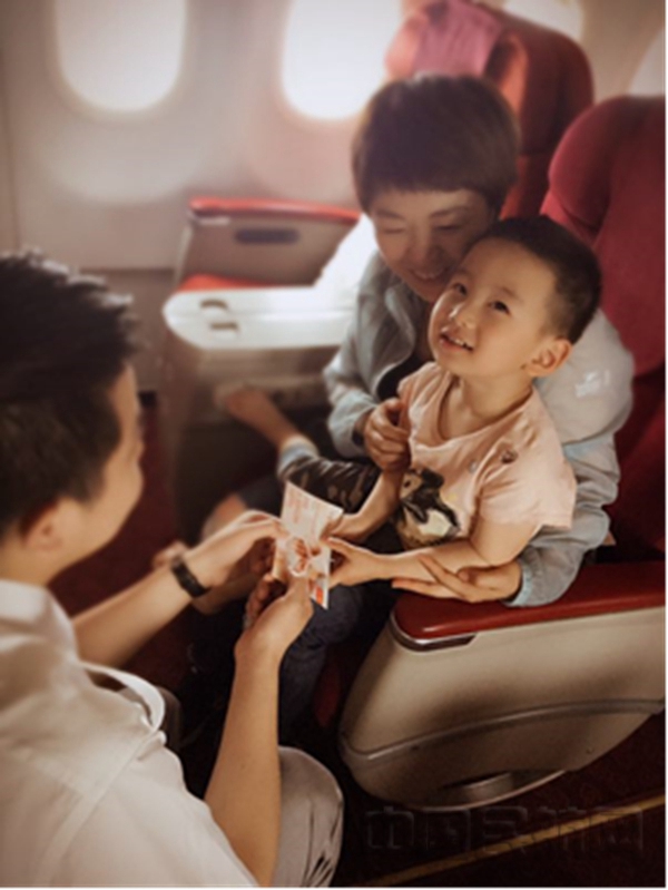 图三 小旅客和妈妈.jpg