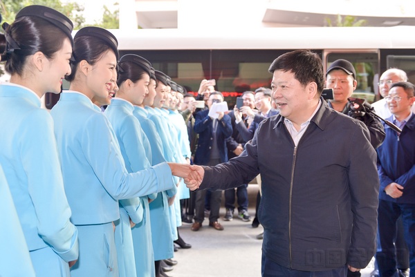 国台办副主任龙明彪与厦航台籍乘务员亲切握手.jpg 国台办副主任龙明彪与厦航台籍乘务员亲切握手.jpg