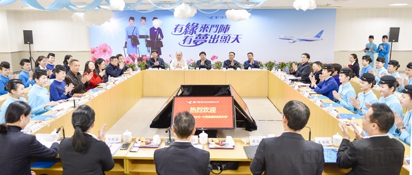 国台办副主任龙明彪与厦航台籍乘务员座谈.jpg 国台办副主任龙明彪与厦航台籍乘务员座谈.jpg