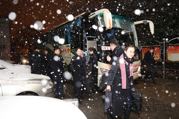 nEO_IMG_乘务员冒雪出发登机.jpg nEO_IMG_乘务员冒雪出发登机.jpg