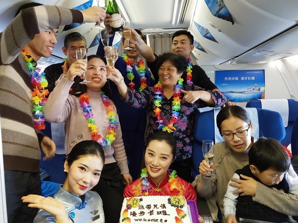 共同举杯庆祝首航成功.jpg