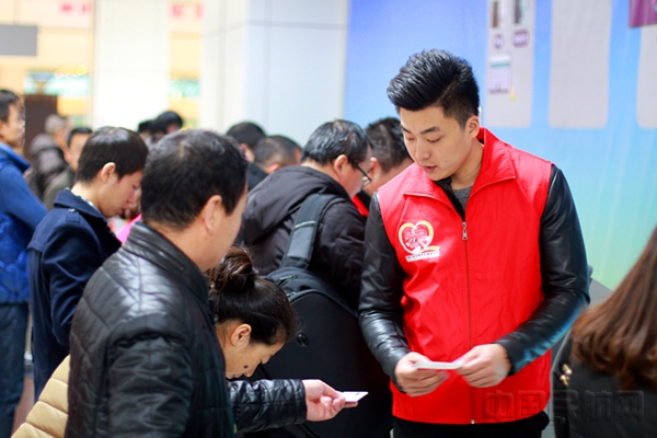 青年志愿者在候机楼服务旅客。.jpg 青年志愿者在候机楼服务旅客。.jpg