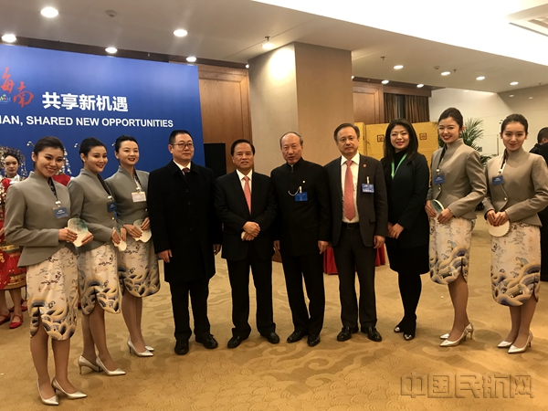 附图1:海南省省委书记刘赐贵、省委常委、秘书长胡光辉与海航集团董事局主席陈峰、海南航空董事长包启发共同合影.jpg 附图1:海南省省委书记刘赐贵、省委常委、秘书长胡光辉与海航集团董事局主席陈峰、海南航空董事长包启发共同合影.jpg