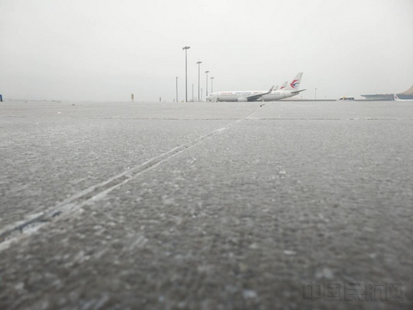 长水机场机坪地面结冰.jpg