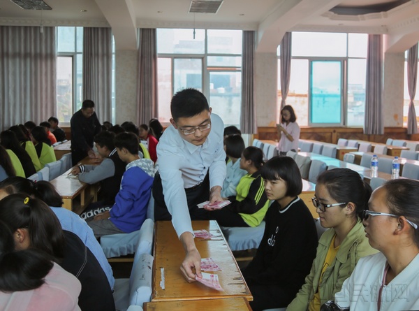 7. 2017年9月，祥鹏航空盘龙助学基金向受助的同学们发放助学金.jpg