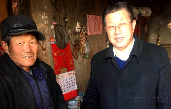 山航集团副总裁、股份公司党委书记姜成达走访慰问贫困家庭,并送上慰问品和慰问金.jpg 山航集团副总裁、股份公司党委书记姜成达走访慰问贫困家庭,并送上慰问品和慰问金.jpg