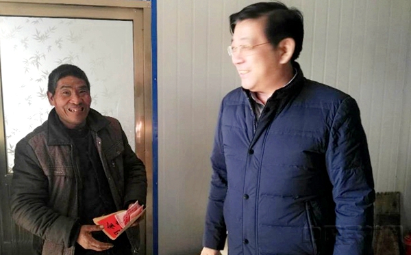 山航集团工会主席宋洪琪走访慰问贫困家庭,并送上慰问品和慰问金.jpg 山航集团工会主席宋洪琪走访慰问贫困家庭,并送上慰问品和慰问金.jpg