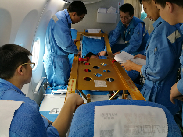 1厦航机务工程师正在固定担架装置（魏鑫 供图）.jpg