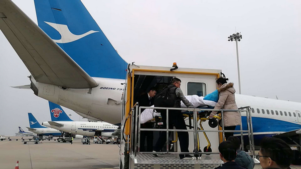 2大家齐心协力将担架旅客抬上飞机客舱.jpg