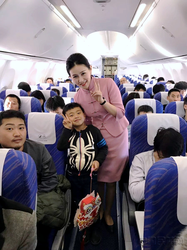 万里高空猜“黔味”灯谜 贵阳旅客机上“木棉庆元宵” (1).jpg 万里高空猜“黔味”灯谜 贵阳旅客机上“木棉庆元宵” (1).jpg
