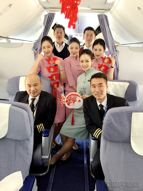 万里高空猜“黔味”灯谜 贵阳旅客机上“木棉庆元宵” (2).jpg 万里高空猜“黔味”灯谜 贵阳旅客机上“木棉庆元宵” (2).jpg