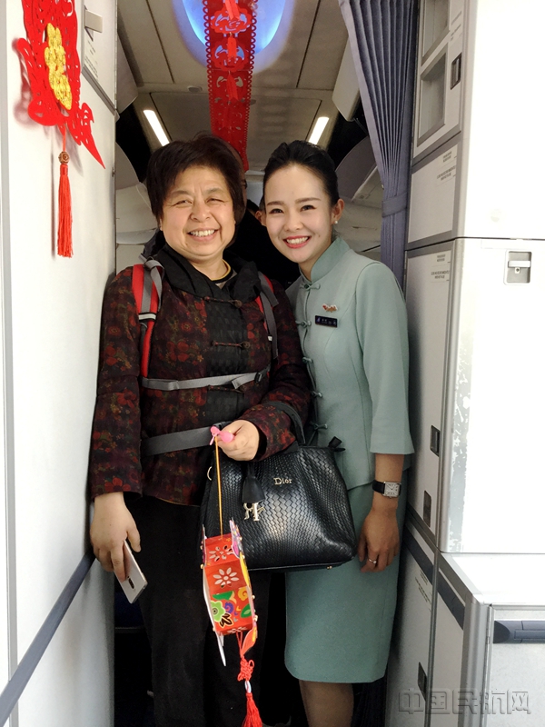 万里高空猜“黔味”灯谜 贵阳旅客机上“木棉庆元宵” (3).jpg 万里高空猜“黔味”灯谜 贵阳旅客机上“木棉庆元宵” (3).jpg