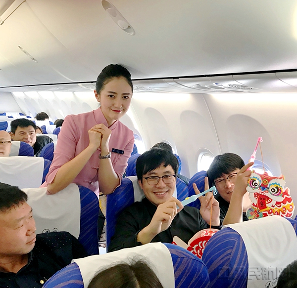 万里高空猜“黔味”灯谜 贵阳旅客机上“木棉庆元宵” (4).jpg