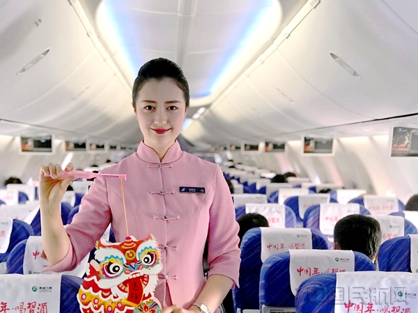 万里高空猜“黔味”灯谜 贵阳旅客机上“木棉庆元宵” (5).jpg