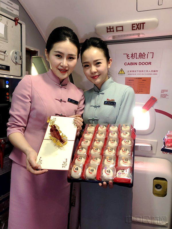 万里高空猜“黔味”灯谜 贵阳旅客机上“木棉庆元宵” (8).jpg 万里高空猜“黔味”灯谜 贵阳旅客机上“木棉庆元宵” (8).jpg
