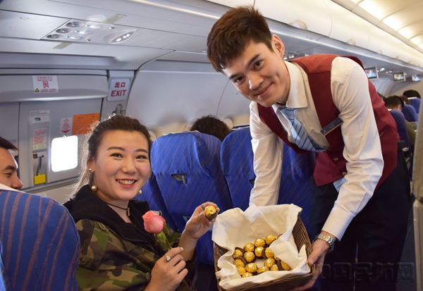 南航大连“绅士乘务组”赠送女性旅客鲜花、巧克力和祝福卡片02.JPG