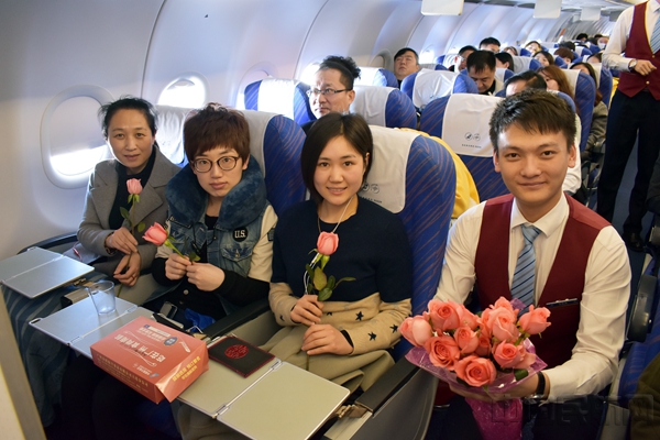 南航大连“绅士乘务组”赠送女性旅客鲜花、巧克力和祝福卡片01.JPG