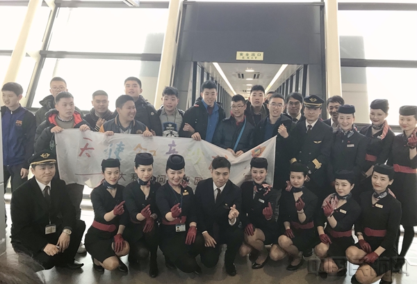 东航机组与孩子们合影留念.jpg