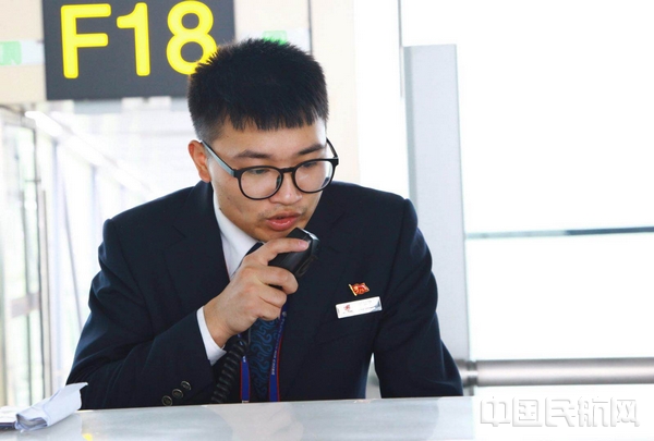 在登机口为旅客广播.jpg 在登机口为旅客广播.jpg