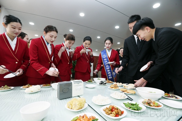 王有勉 摄影 学生品尝南航“空勤灶”美食.jpg