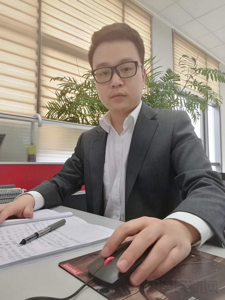 李伟.jpg 李伟.jpg