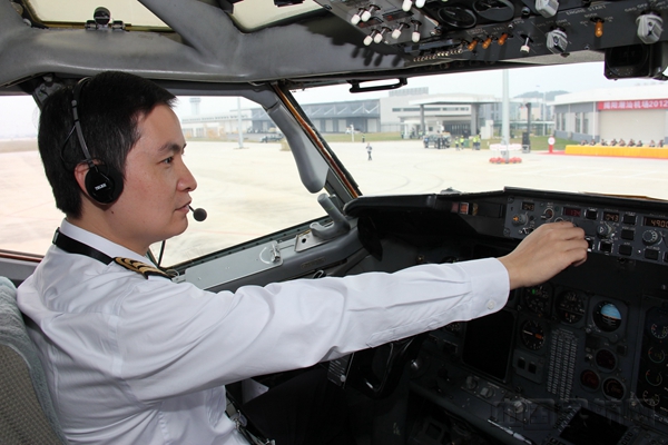 南航首次面向粤东地区大学生招收飞行员(图)