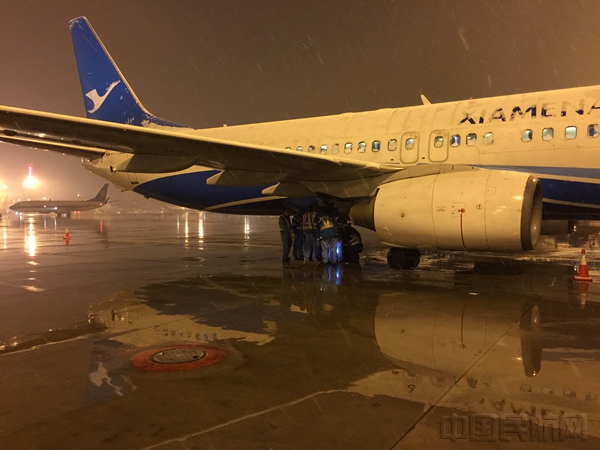 暴风雪中紧急换轮(韩雪冰 摄).jpg