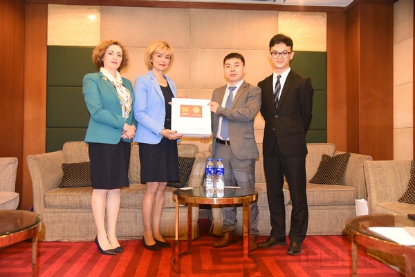 附图1:海南航空市场部总经理助理师智伟与塞尔维亚旅游部副部长Renata Pindzo女士(左二)交换礼物.jpg 附图1:海南航空市场部总经理助理师智伟与塞尔维亚旅游部副部长Renata Pindzo女士(左二)交换礼物.jpg