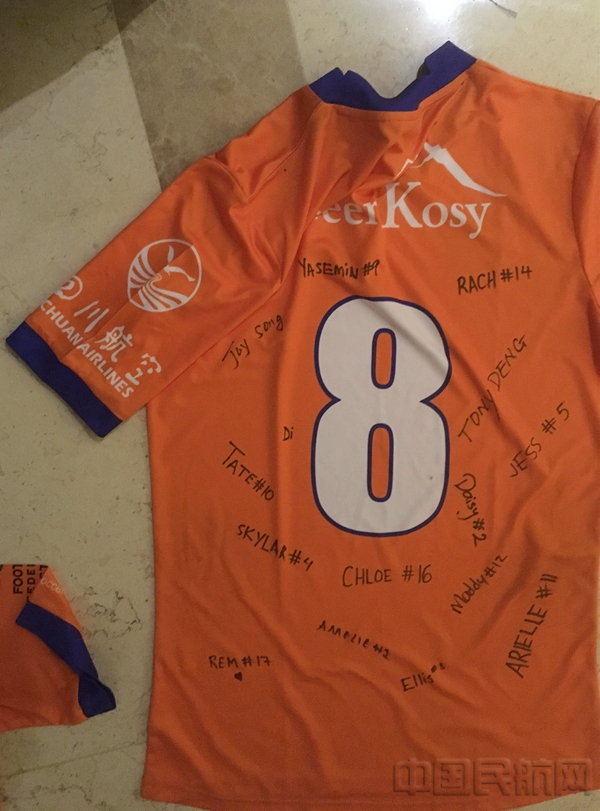川航获赠澳洲青少年足球队签名球衣(图)
