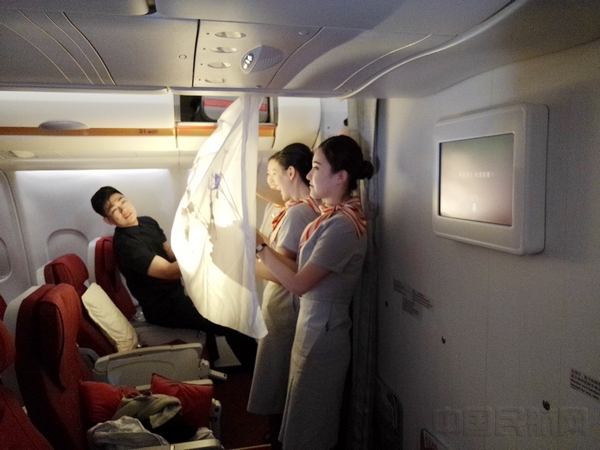 图六 客舱乘务员展示皮影戏.jpg 图六 客舱乘务员展示皮影戏.jpg