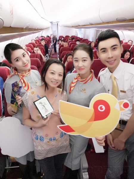 图八 幸运旅客与客舱乘务员的合影.jpg 图八 幸运旅客与客舱乘务员的合影.jpg