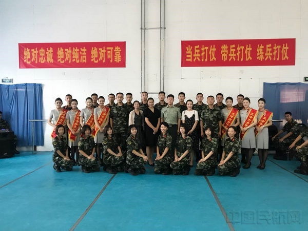 图一　天津航空青年文明号与武警官兵合影留念.jpg